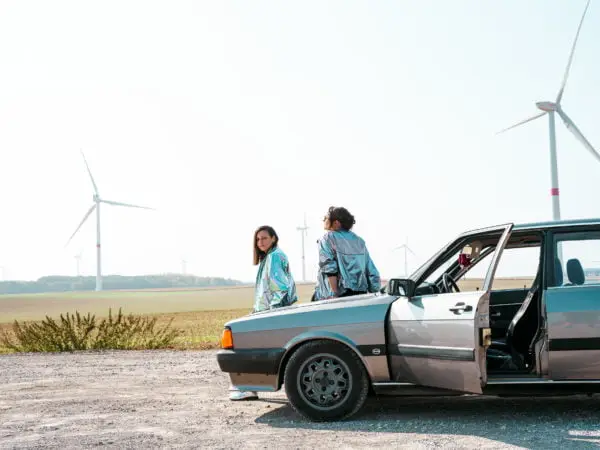 Vielle voiture Audi avec CélénaSophia pour la réalisation du clip des géantes bleues