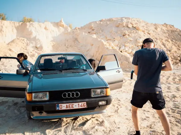 Vielle voiture Audi avec CélénaSophia et ToolOfDad pour la réalisation du clip des géantes bleues