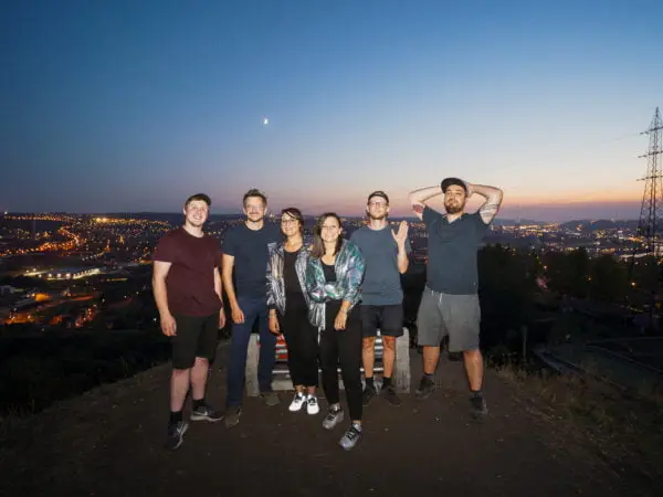 CélénaSophia et l'équipe de tournage des géantes bleues