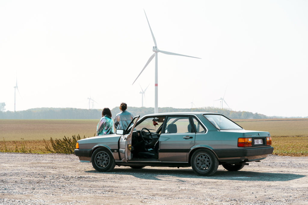 Vielle voiture Audi pour la réalisation du clip des géantes bleues des artistes CélénaSophia